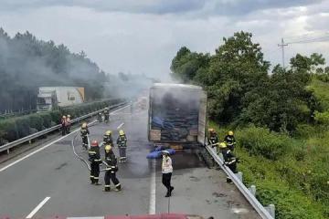 又一輛快遞車高速自燃，安全第一！