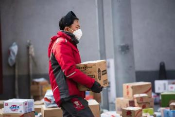 國內(nèi)多地檢測出快遞包裹陽性，專家建議：別讓快遞員送上門