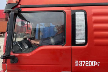 上海國際貨運正常運行，部分值班駕駛員睡在車上保障貨物運輸