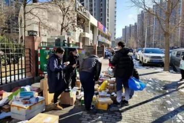 快遞“上街”，包裹擺滿人行道！怎么回事？