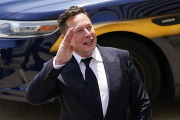馬斯克深夜到訪特斯拉上海超級工廠，消息稱Model 3改款車型將亮相