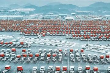為了賣卡車，他們做起物流.......