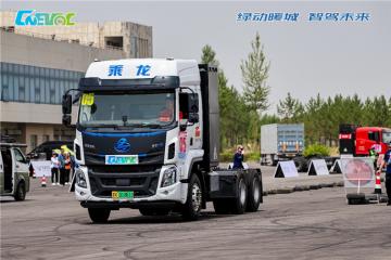 乘龍H5新能源牽引車閃耀賽場，節(jié)能與舒適并重榮獲雙項殊榮