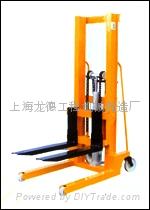 手動(dòng)液壓堆高車